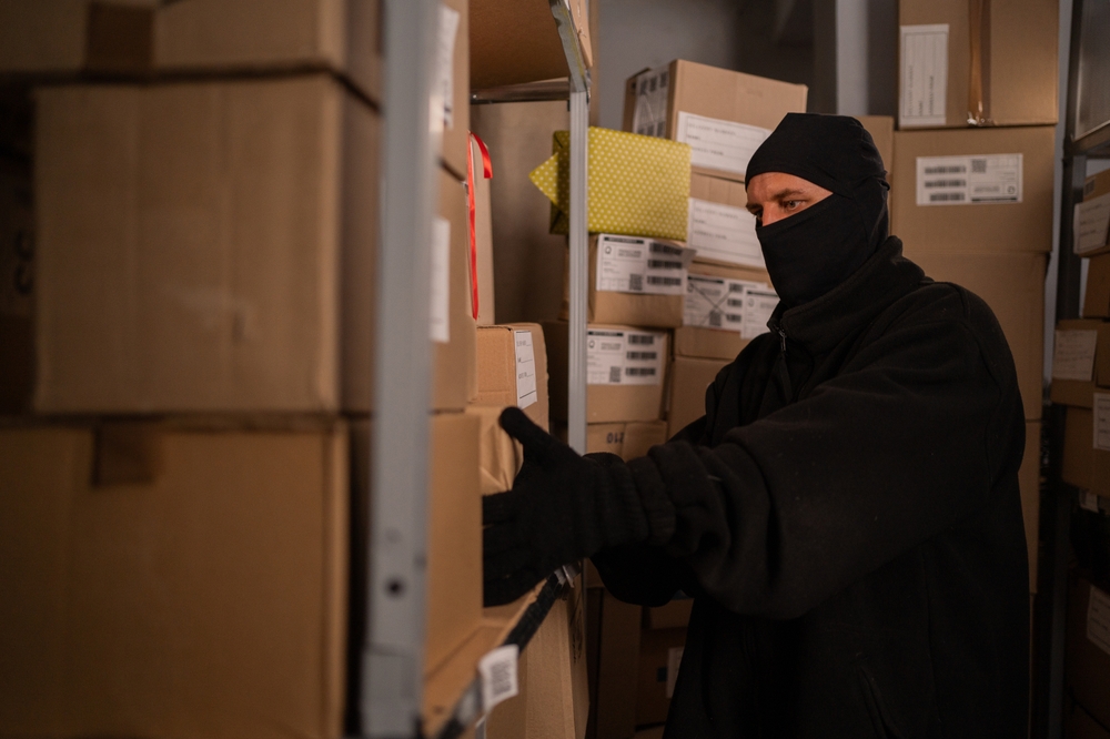 Thief,In,Black,Gloves,Take,A,Boxes,Of,Goods,In