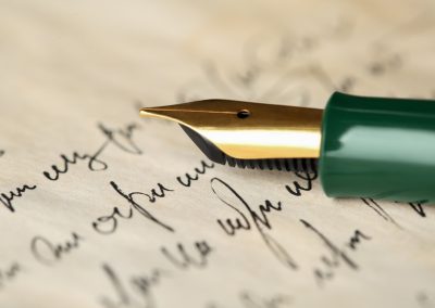 One,Fountain,Pen,On,Handwritten,Letter,,Closeup