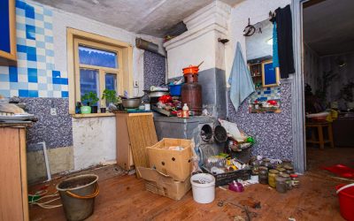 A Florida Mom Told Cops to Watch Their Words While Her Daughter Scraped Feces Off the Walls